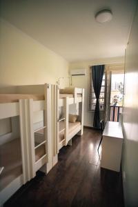 Uma cama ou camas num quarto em All in Hostel