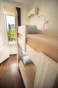 Uma cama ou camas num quarto em All in Hostel