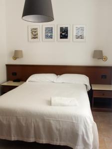 A bed or beds in a room at La Camogliese Hotel B&B
