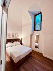 sypialnia z łóżkiem i oknem w obiekcie Gelsi Luxury Suites w mieście Sora