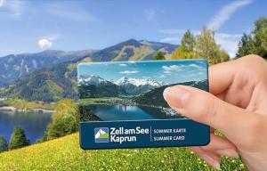 a hand holding a credit card with a picture of a lake at Ferienhaus Kollinger in Kaprun