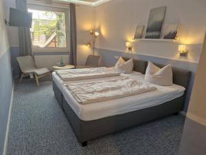 Habitación de hotel con 2 camas y ventana en Landhotel Michaelishof, en Bergen