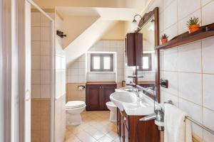 een badkamer met een wastafel en een toilet bij luxury 2 in Ricadi