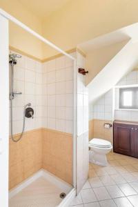 里卡迪的住宿－luxury 2，带淋浴和卫生间的浴室