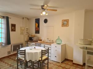 Una cocina o cocineta en Appt 2 pièces à 15 mn du Salagou