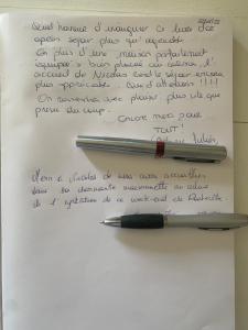 a handwritten letter with a pen on a white paper at Bener'Inn Au calme Une maison 3 chambres 125 m2 ou Une maison 2 chambres 50 m2 ou les 2 maisons in Bénerville-sur-Mer