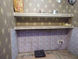 una camera con lavandino e bilancia su una parete di ASHIANA HOME STAY a Jammu