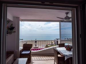 einen Balkon mit einem Tisch und Meerblick in der Unterkunft Apartamento Beach View in Torremolinos