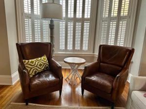 2 Stühle und ein Tisch im Wohnzimmer in der Unterkunft Luxury home in the historic Fan District in Richmond