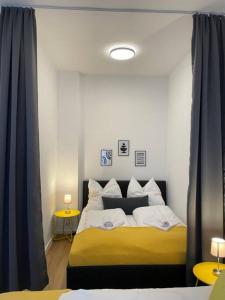 Postel nebo postele na pokoji v ubytování LUCKY STAYS LS04 - Vollausstattung - Zentrum - Aufzug - große Küche - 2 Zimmer - Smart-TV
