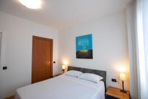 een slaapkamer met een wit bed en twee kussens bij Mirea's Rooms in Ascoli Piceno