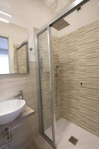 ein Bad mit einer Glasdusche und einem Waschbecken in der Unterkunft Mirea's Rooms in Ascoli Piceno