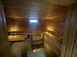 una sauna de madera vacía con un banco en ella en Napapiirin Eräkartano, en Pello
