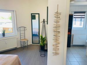 una camera con letto, specchio e tavolo di Ferienwohnung Am Maarbach a Konz