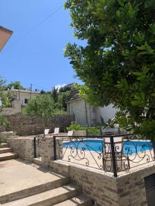 Bazén v ubytování Hotel Gjirokastra nebo v jeho okolí