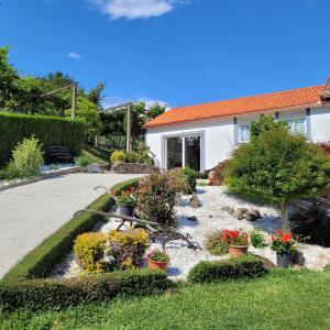 a garden in front of a house at Casa Tarrío con Piscina - Santiago de Compostela in Boqueijón