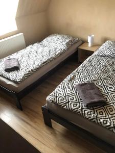 1 dormitorio con 2 camas y mesita de noche en Ubytovanie Toscana en Vyšné Revištia