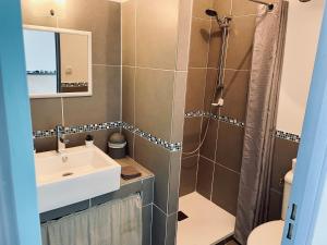 La salle de bains est pourvue d'un lavabo et d'une douche. dans l'établissement Paris-Sète T2 au coeur de Sète, à Sète