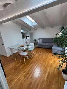 sala de estar con mesa y sofá en Ai Cappuccini, Trento a 360 gradi en Trento