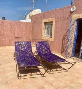 zwei lila Stühle auf einer Terrasse in der Unterkunft Villa Ory in Agadir