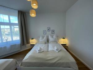 Säng eller sängar i ett rum på LUCKY STAYS LS08 - 2 Zimmer - Luxus - Zentrum - große Küche - Aufzug - Smart-TV