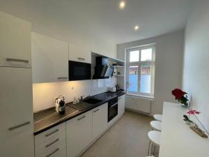 Ett kök eller pentry på LUCKY STAYS LS08 - 2 Zimmer - Luxus - Zentrum - große Küche - Aufzug - Smart-TV