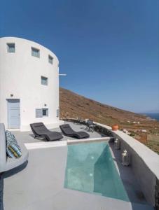 una piscina sul tetto di una casa di Anemos Windmill a Vourvoúlos