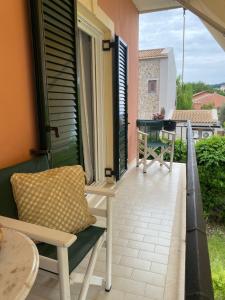 d'un balcon avec des chaises et une table sur la terrasse. dans l'établissement Kaloudis Studios & Apartments, à Dassia