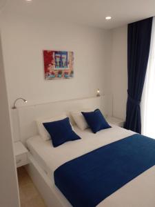 A bed or beds in a room at Stone House Aparts 1 plus 1 mit Poolterrasse Kalkan No 1 Még 18 kép