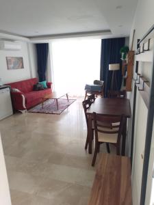 A kitchen or kitchenette at Stone House Aparts 1 plus 1 mit Poolterrasse Kalkan No 1