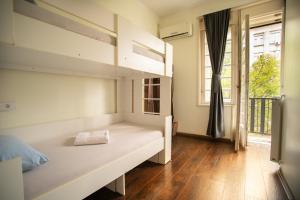 Uma cama ou camas num quarto em All in Hostel
