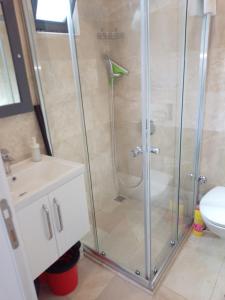 A bathroom at Stone House Aparts 1 plus 1 mit Poolterrasse Kalkan No 1
