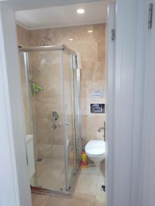 A bathroom at Stone House Aparts 1 plus 1 mit Poolterrasse Kalkan No 1