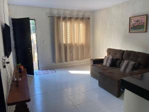 sala de estar con sofá y mesa en Casa em Aurora do Tocantins, en Manhã