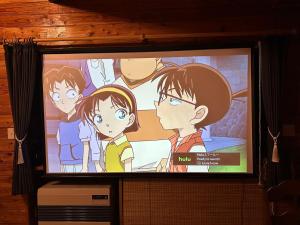 Una televisión o centro de entretenimiento en 鳥の街77号#Nature Escape BBQ