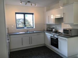 Kuchyň nebo kuchyňský kout v ubytování The Waterwheel Apartment, Charlestown