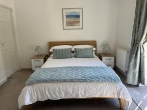 מיטה או מיטות בחדר ב-The Waterwheel Apartment, Charlestown