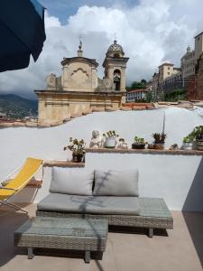 un sofá sentado en la parte superior de un edificio en Attico romantico con terrazza Sanremo - Palm Street, 104, en San Remo