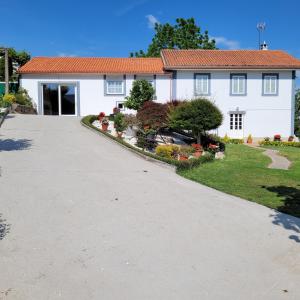 una entrada frente a una casa blanca en Casa Tarrío con Piscina - Santiago de Compostela, en Boqueijón