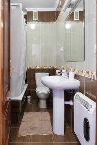 y baño con lavabo, aseo y espejo. en Precioso piso en San Ciprián, en San Ciprián