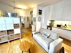リスボンにあるAlfama Modern Cosy Homeのソファとテーブルのあるリビングルーム