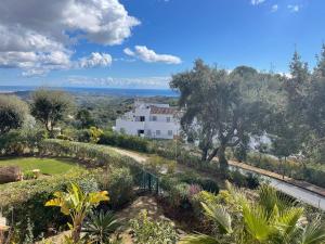 vista su un giardino alberato e su un edificio di Mountain oasis with amazing ocean views a Ojén