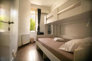 Uma cama ou camas num quarto em All in Hostel