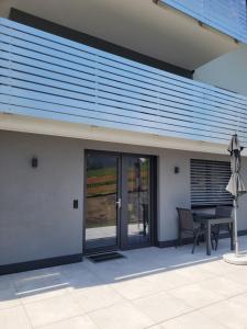 un edificio con una puerta de cristal y una mesa en Mountainlights Apartment en Neustift im Stubaital