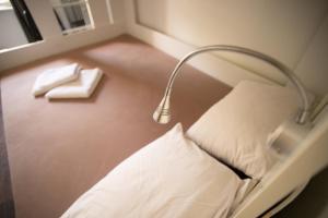 Uma cama ou camas num quarto em All in Hostel