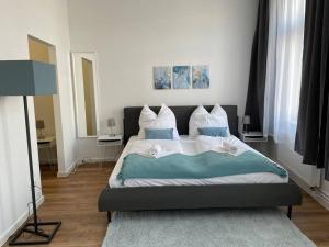 Säng eller sängar i ett rum på LUCKY STAYS LS10 - 2 Zimmer - Luxus - Zentrum - große Küche - Aufzug - Smart-TV