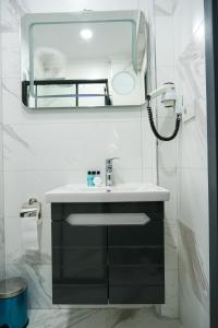 y baño con lavabo y espejo. en hotel La Vitrine, en Estambul