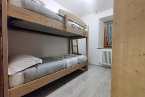 1 dormitorio con 2 literas en una habitación en Tur Appartamenti, en Padola