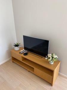 En tv och/eller ett underhållningssystem på Lux Studio HOTEL