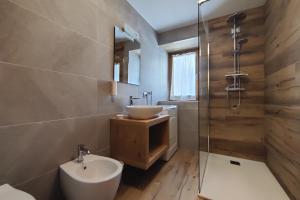 a bathroom with a sink and a toilet and a shower at Tur Appartamenti in Padola